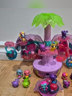 Hatchimals Secret Scene Playset with 20 Hatchimals